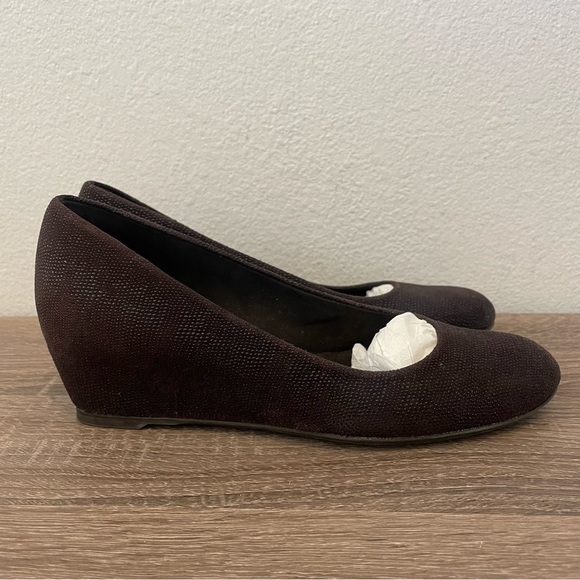 Stuart Weitzman Brown Sojourn Goosebump Wedge Pumps, Size 6.5N - Picture 1 of 9